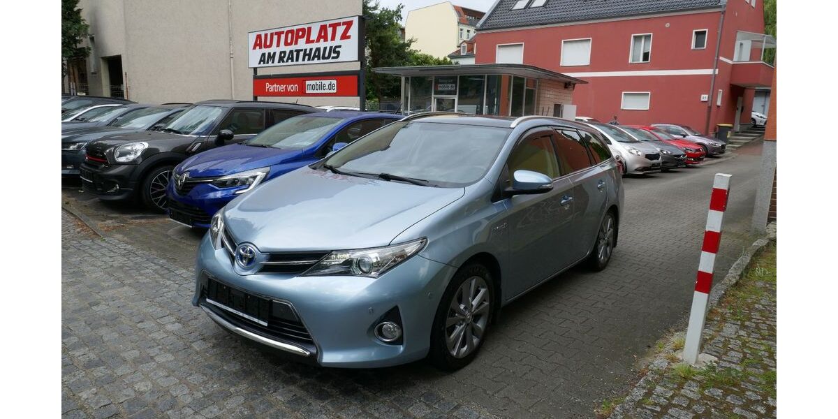 Toyota Auris 110.000 km 10.950 &euro; Berlin-Tempelhof 12105