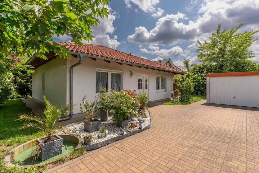 KENSINGTON - Exklusiv - Vermieteter Bungalow in Berlin-Spandau mit Garten, Garage und Komfort