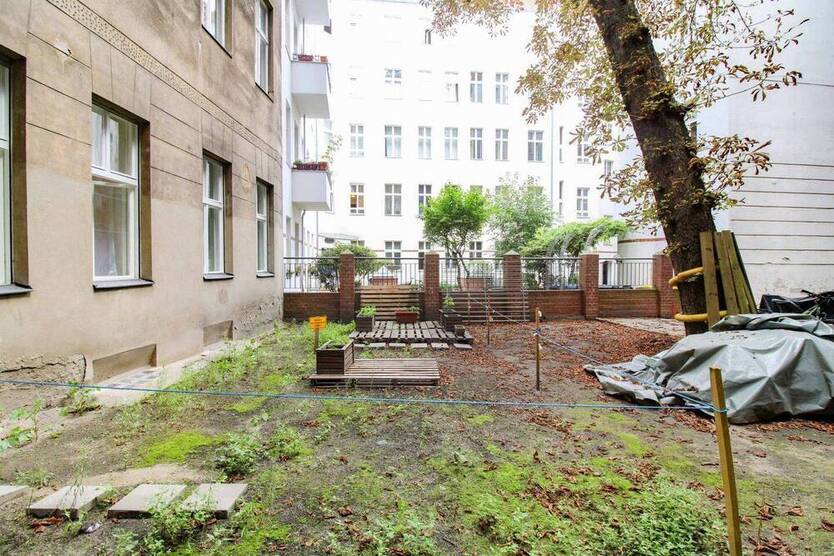 Stilvolle 4-Zimmer-Erdgeschoßwohnung mit Gartenfläche im Herzen Berlins (2019 modernisiert)