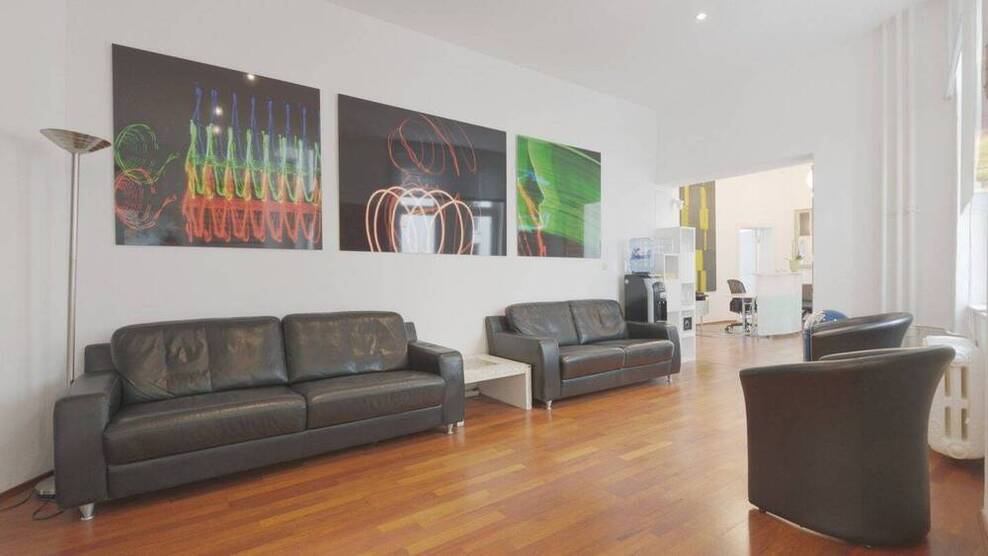 Grosszügiger heller Büroraum in Berliner Altbaubüro - All-in-Miete
