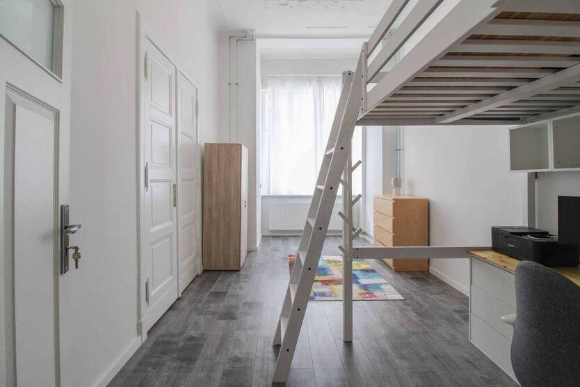 Stilvolle 4-Zimmer-Erdgeschoßwohnung mit Gartenfläche im Herzen Berlins (2019 modernisiert)
