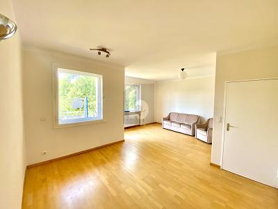 HELL, RUHIG MIT BALKON