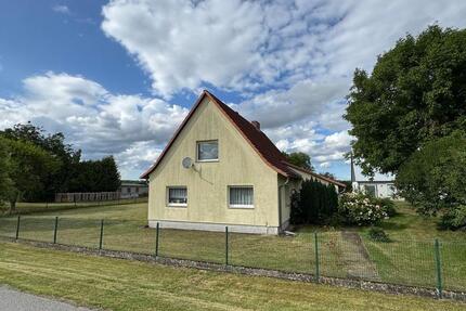 Bauernhaus mit Grundstück und Nebengebäuden