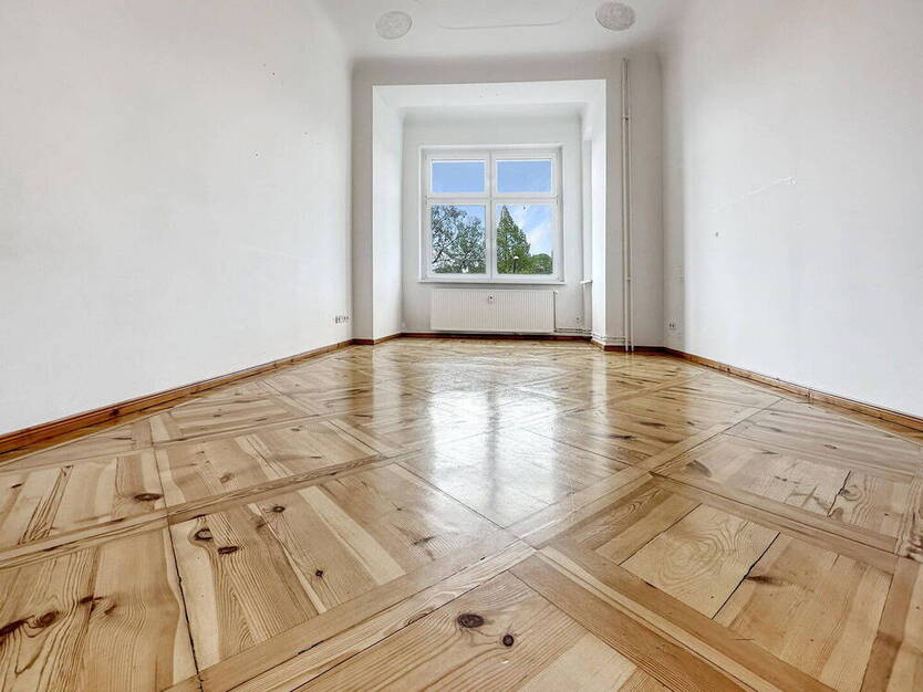 Bezugsfreie 3,5-Zim.-Wohnung ggü. Weißem See, 2 Balkone, Stuck, seltener Holzboden