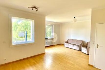 HELL, RUHIG MIT BALKON
