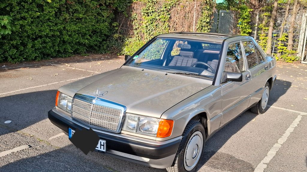 Mercedes-Benz 190 224.392 km 8.949 &euro; BERLIN 12157