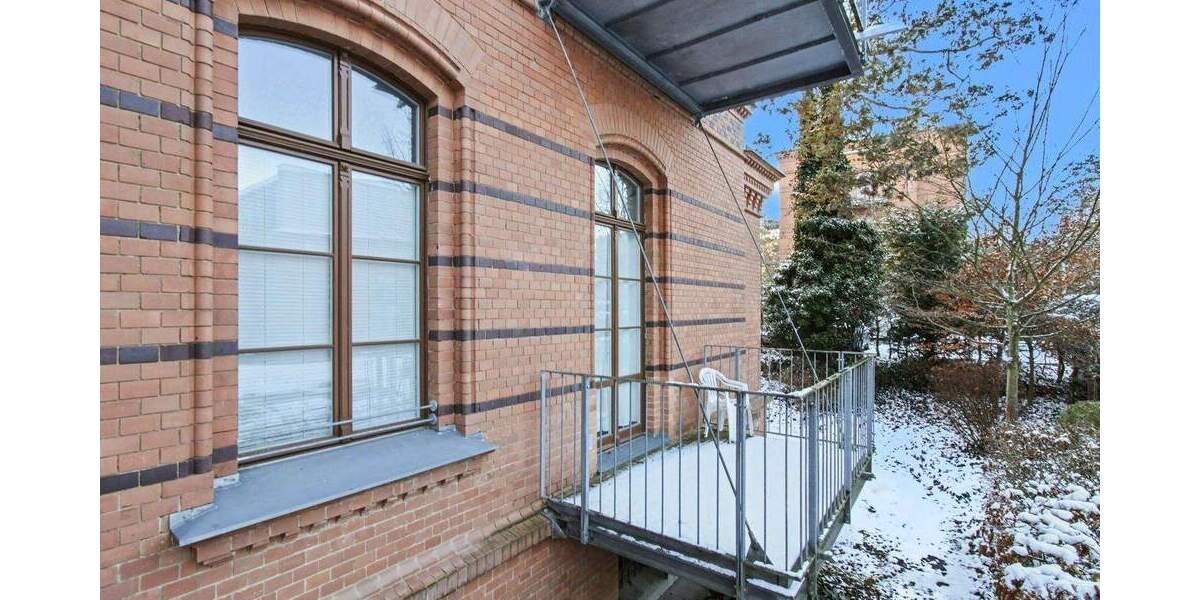 Vermietet: 1-Zimmer-Altbauwohnung (2004 kernsaniert) mit Balkon, Stellplatz und Denkmalschutz 1 zimmer