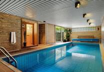 Großzügiges Familienhaus mit 4 Wohnbereichen, Garten und Indoor-Pool