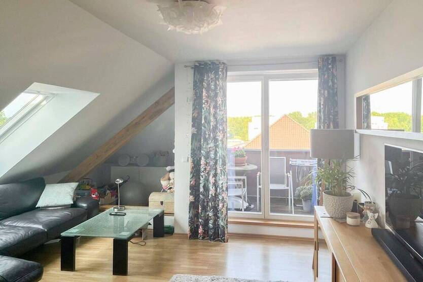 Sichere Mieteinnahmen in Berlin-Karlshorst - Gepflegte DG-Wohnung mit Dachbodennutzung