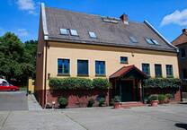 Hauptstadtmakler-Gepflegtes Bürohaus mit großem Grundstück