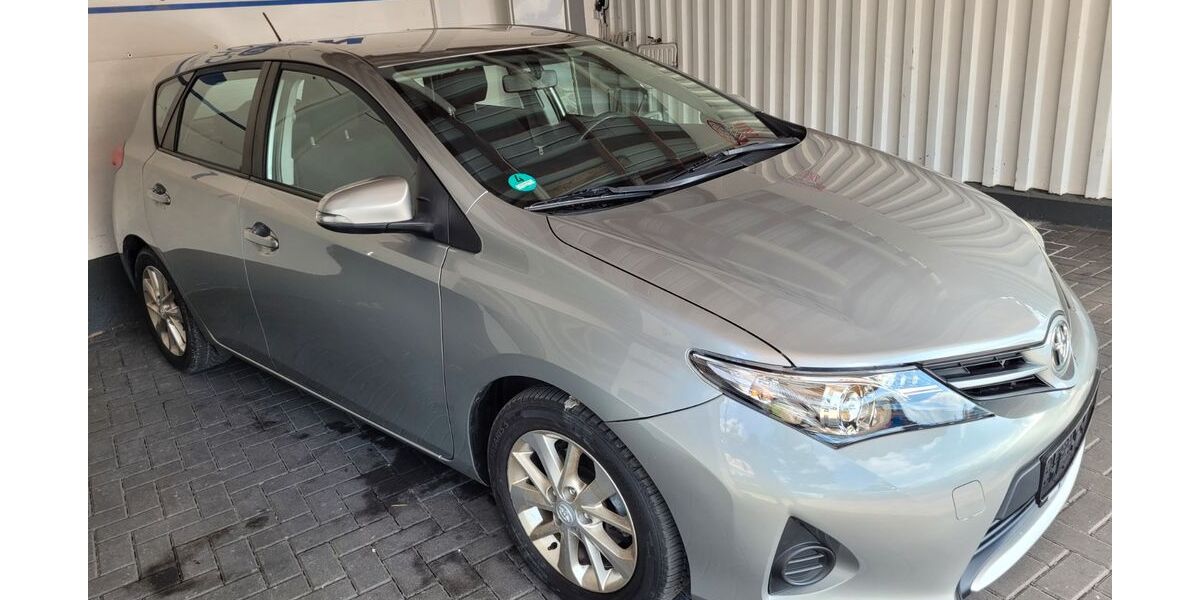 Toyota Auris 84.627 km 7.900 &euro; Berlin 12277