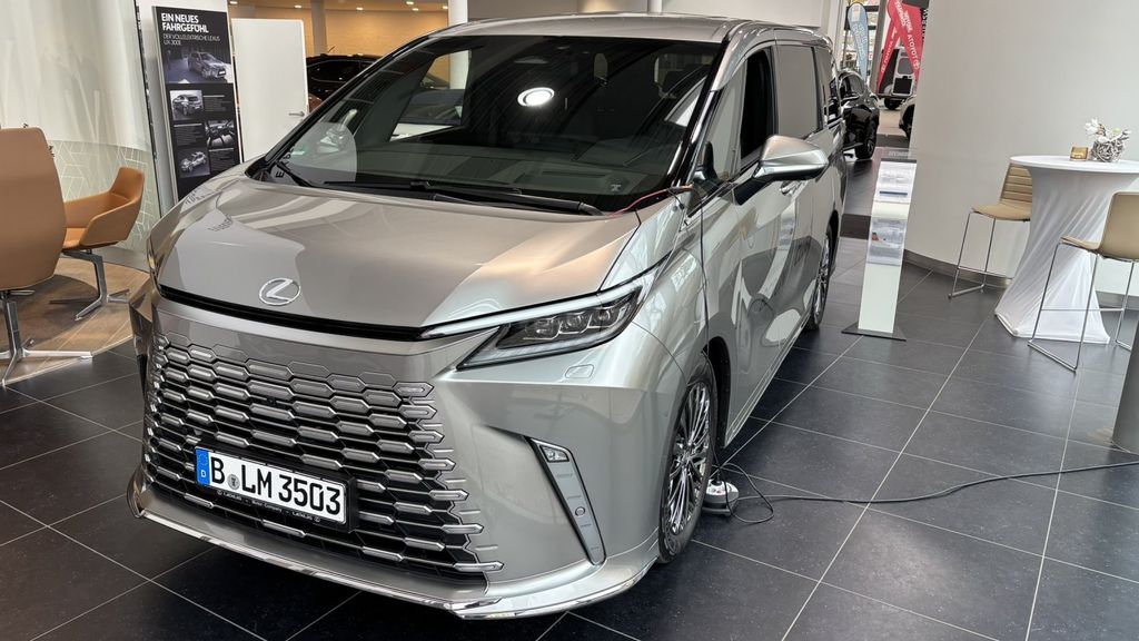 Lexus LM 3.000 km 119.990 € Berlin 13403