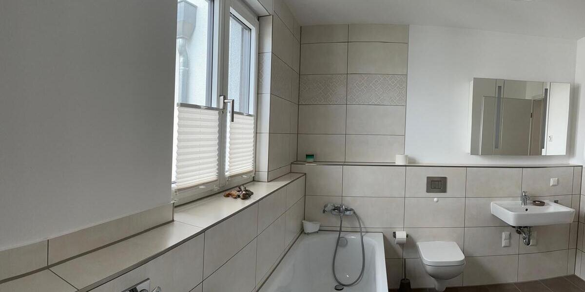 Hochwertig eingerichtete DG-Wohnung mit großer Dachterrasse u. schöner Aussicht auf den Hahneberg 4 zimmer