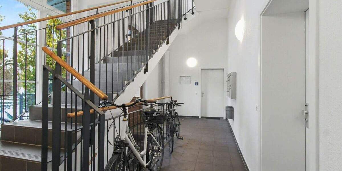 Vermietet: 1-Zimmer-Altbauwohnung (2004 kernsaniert) mit Balkon, Stellplatz und Denkmalschutz 1 zimmer