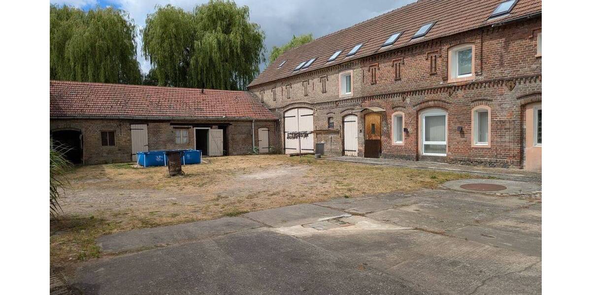 Wohn-und Gewerbehof mit großem Grundstück südlich von Berlin 8 zimmer
