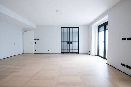 Eleganz in Vollendung - Wohnen mit Stuckdecke, Balkon und Luxus-BadeZimmer in Friedrichshain