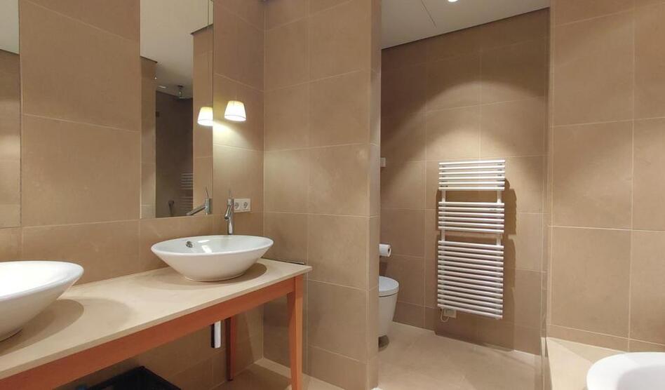 Luxus im Zentrum: ruhige Wohnung mit Pool, Sauna und Gym zimmer