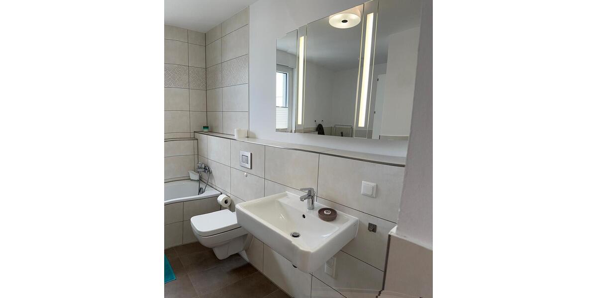 Hochwertig eingerichtete DG-Wohnung mit großer Dachterrasse u. schöner Aussicht auf den Hahneberg 4 zimmer