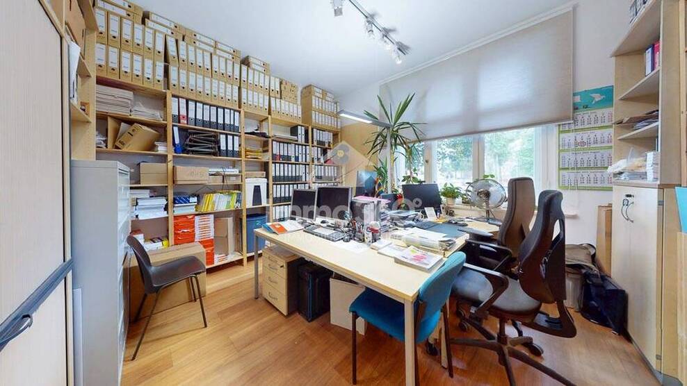 Gepflegte Büroeinheit in denkmalgeschütztem Altbau in erstklassiger Lage