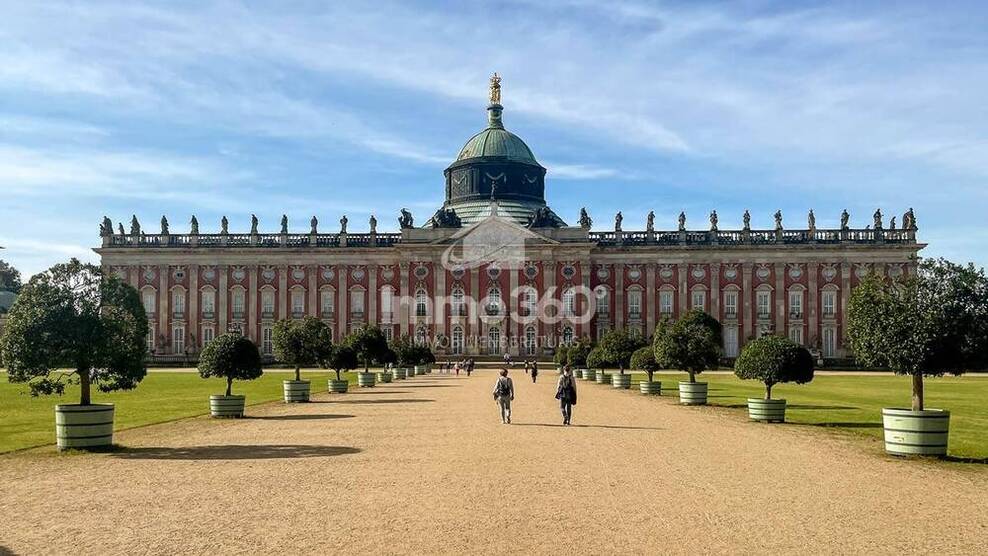 Gepflegte Büroeinheit in denkmalgeschütztem Altbau in erstklassiger Lage