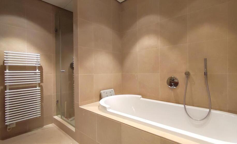 Luxus im Zentrum: ruhige Wohnung mit Pool, Sauna und Gym zimmer