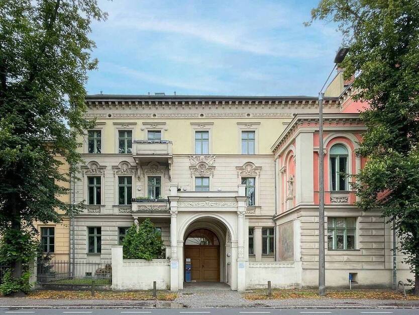 Gepflegte Büroeinheit in denkmalgeschütztem Altbau in erstklassiger Lage