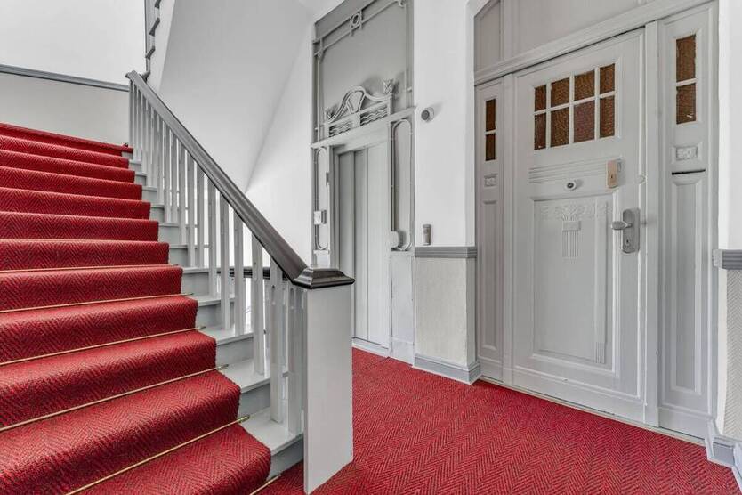 Wilmersdorf - Wohnen mit Charakter - Stilvolle AltbauWohnung mit zwei Balkonen und Lift