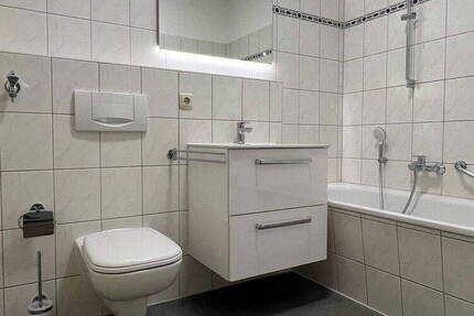 Reserviert: Erstbezug nach umfangreicher Modern. - Schicke 2R-Wohnung in ruhiger und grüner Lage